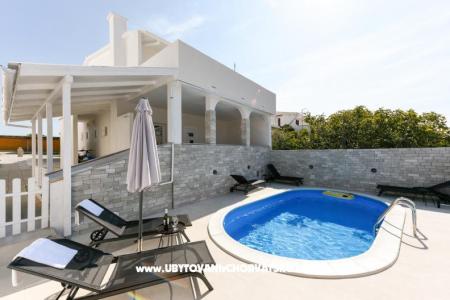 Apartmán s bazénem and jacuzzi ostrov Pag Chorvatsko